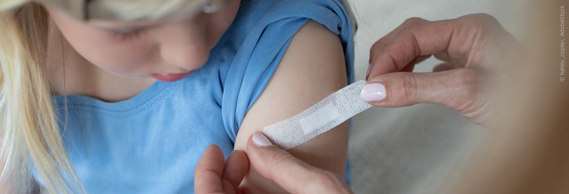 Kind bekommt Pflaster nach Impfung